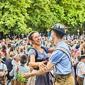 Tanzmeisterin Katharina Mayer tanzt beim Kocherlball vor